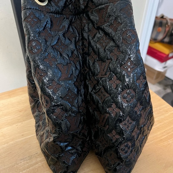 Louis Vuitton Monogram Squishy Drawstring - Picture 3 of 15